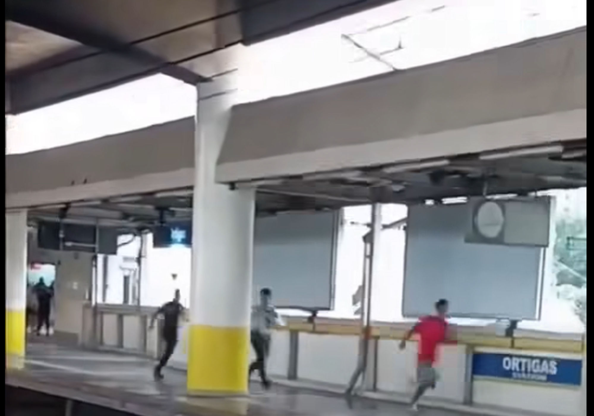 ‘Subway surfer’ at MRT-3 Ortigas?